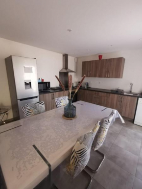Maison neuve contemporaine parking